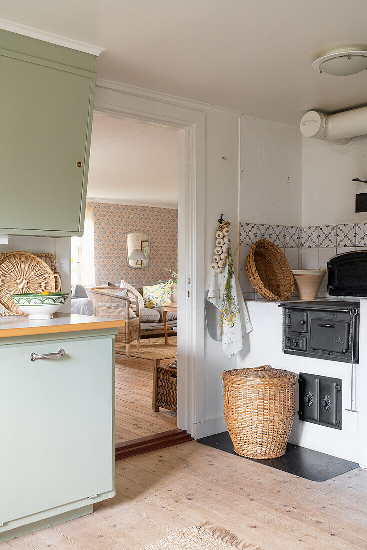 Wohnküche mit Holzofen und Küchenzeile in Mintgrün