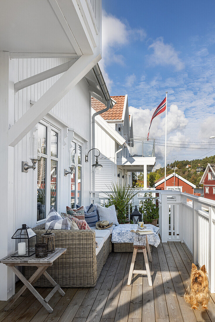 Weißes Holzhaus, Sitzmöbel auf der Terrasse