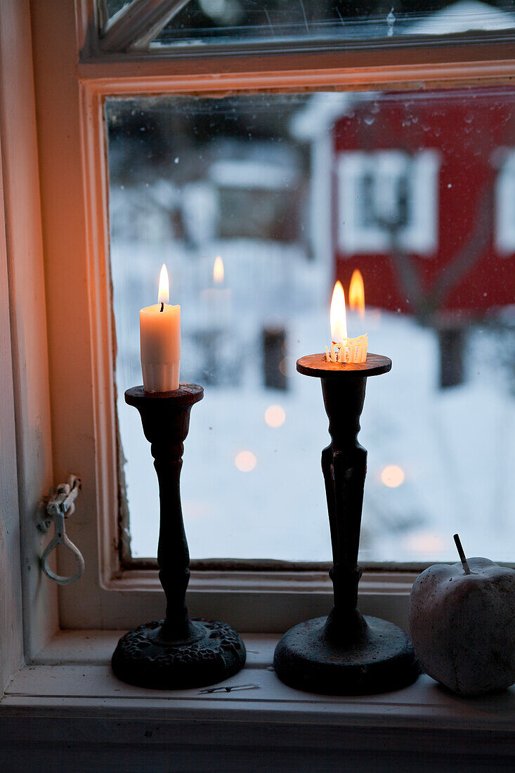 Kerzen auf der Fensterbank