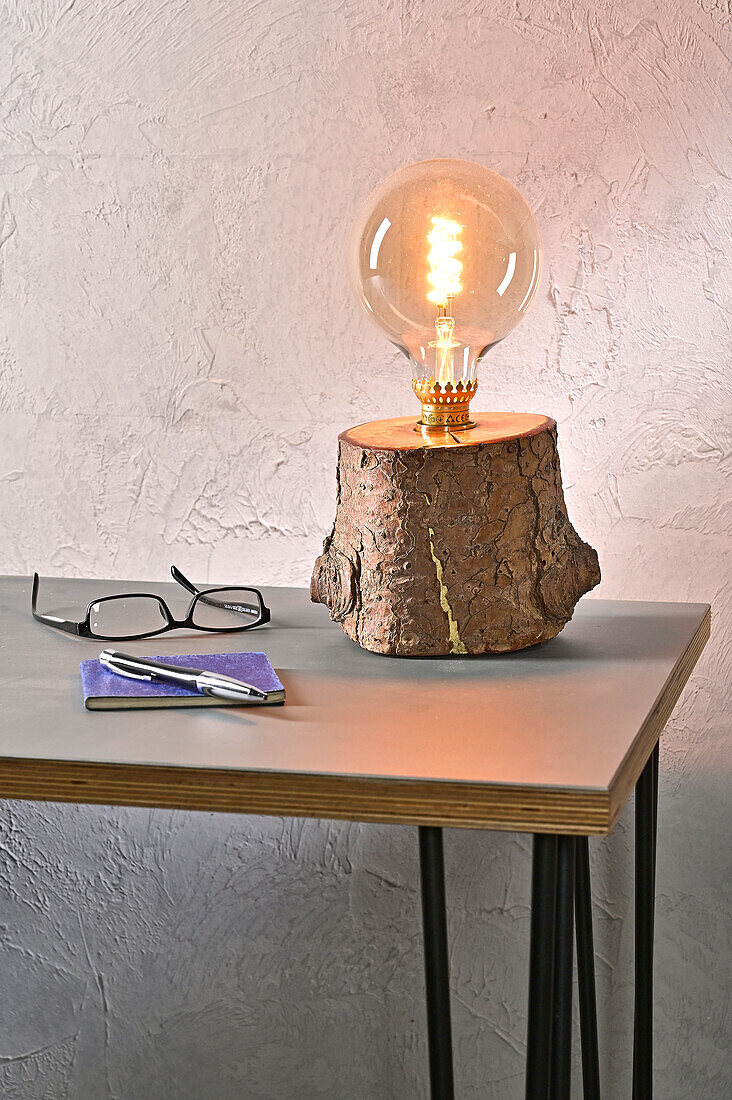 DIY-Tischlampe aus Holzrest
