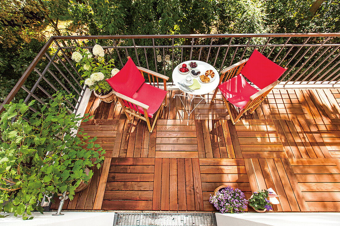 Balcony seating area with self-laying wooden tiles