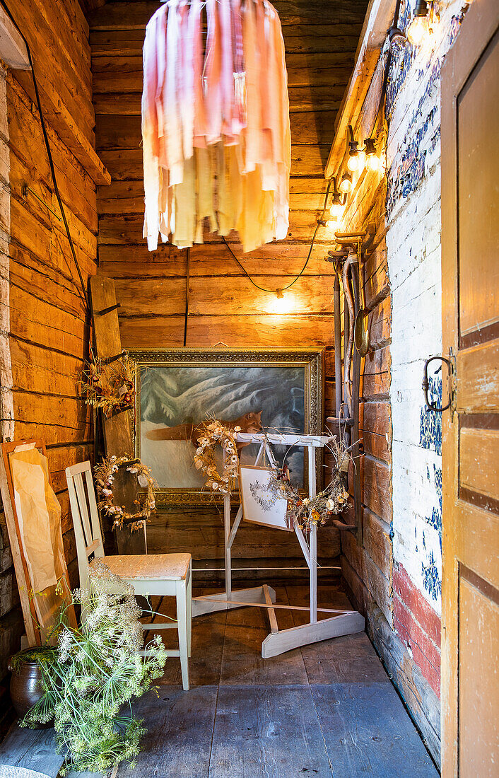 Schmaler Raum mit Holzverkleidung