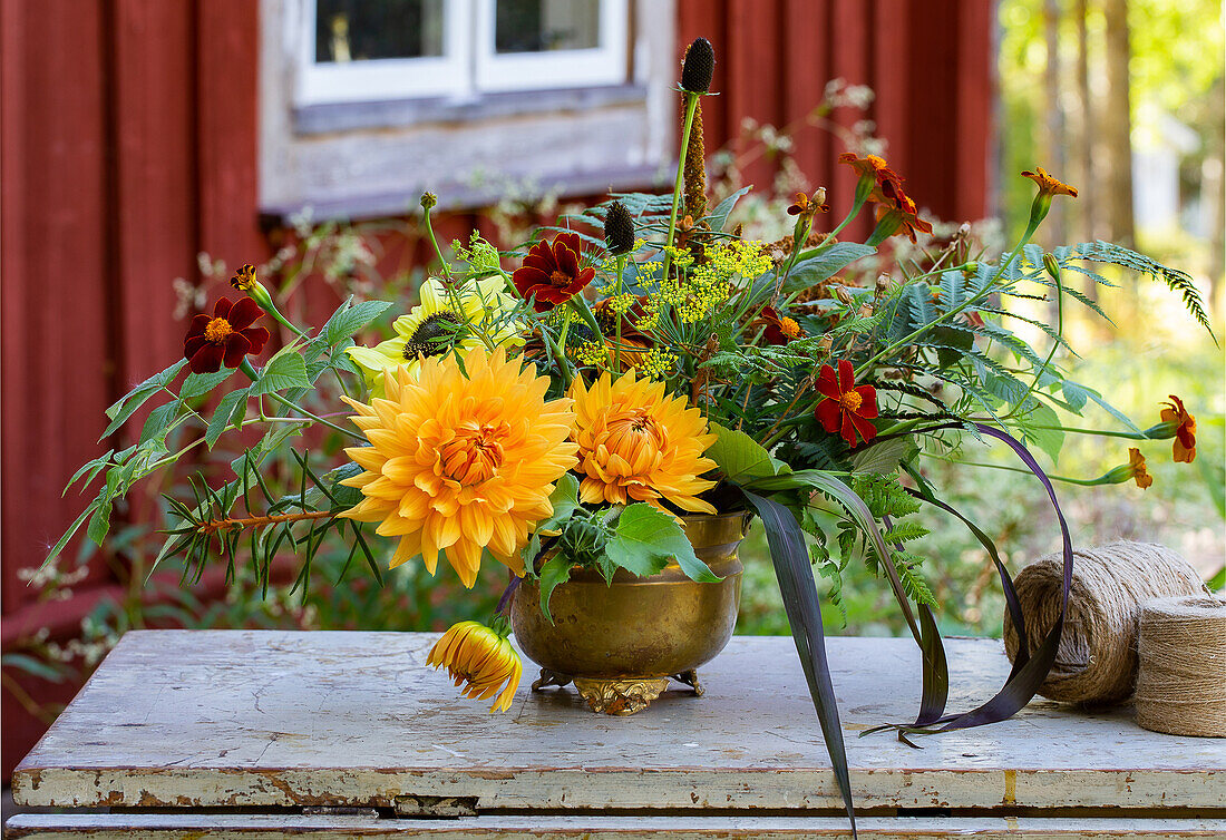 Herbstlicher Blumenstrauß mit Dahlien (Dahlia), Linné-Tagetes und Sonnenblume