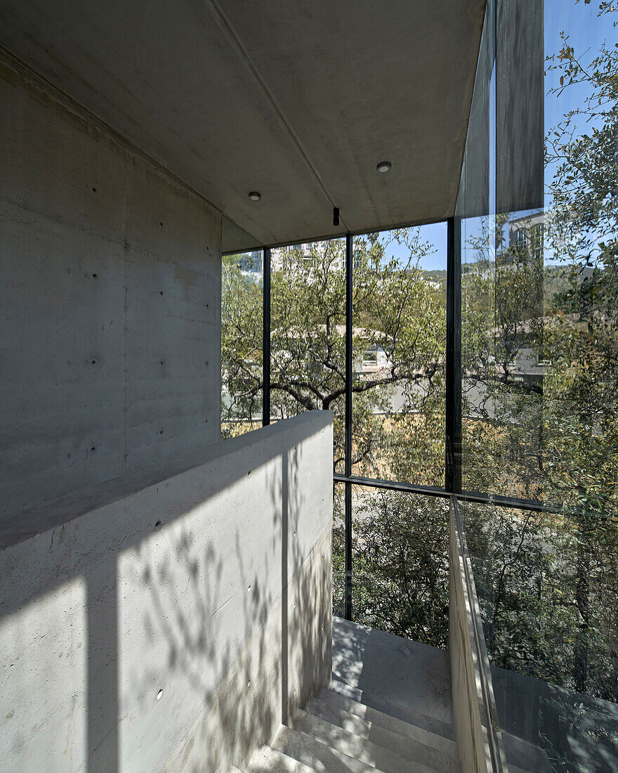 Treppenhaus mit Beton- und Glaselementen