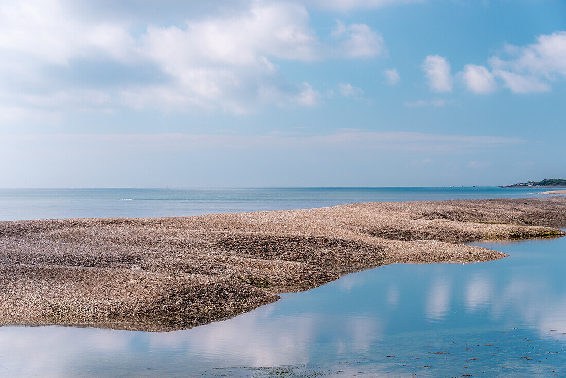 Blick auf das Meer und die Sandbank in Pagham, West Sussex, UK