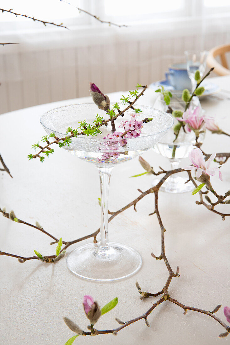 Frühlingszweige als Tischdekoration, Magnolienblüten