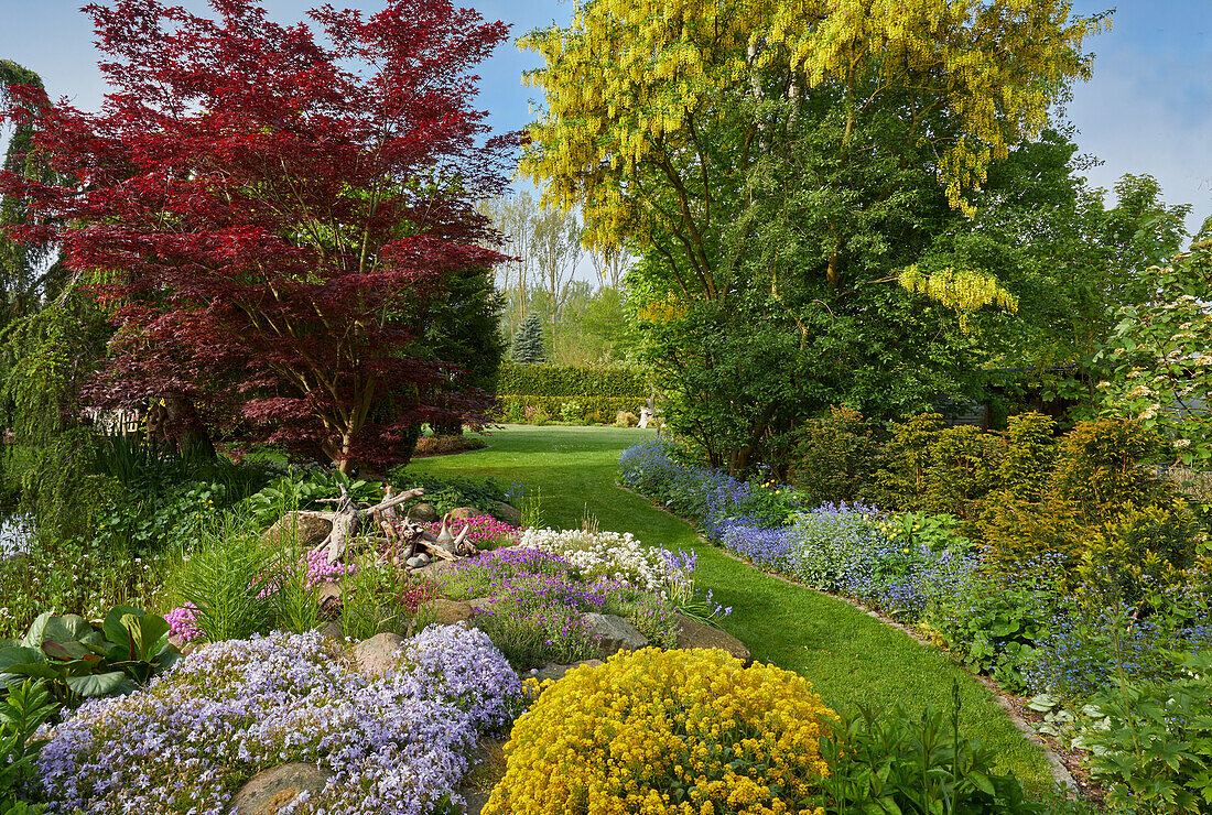 Blühender Garten, Steingarten und Blumenrabatten