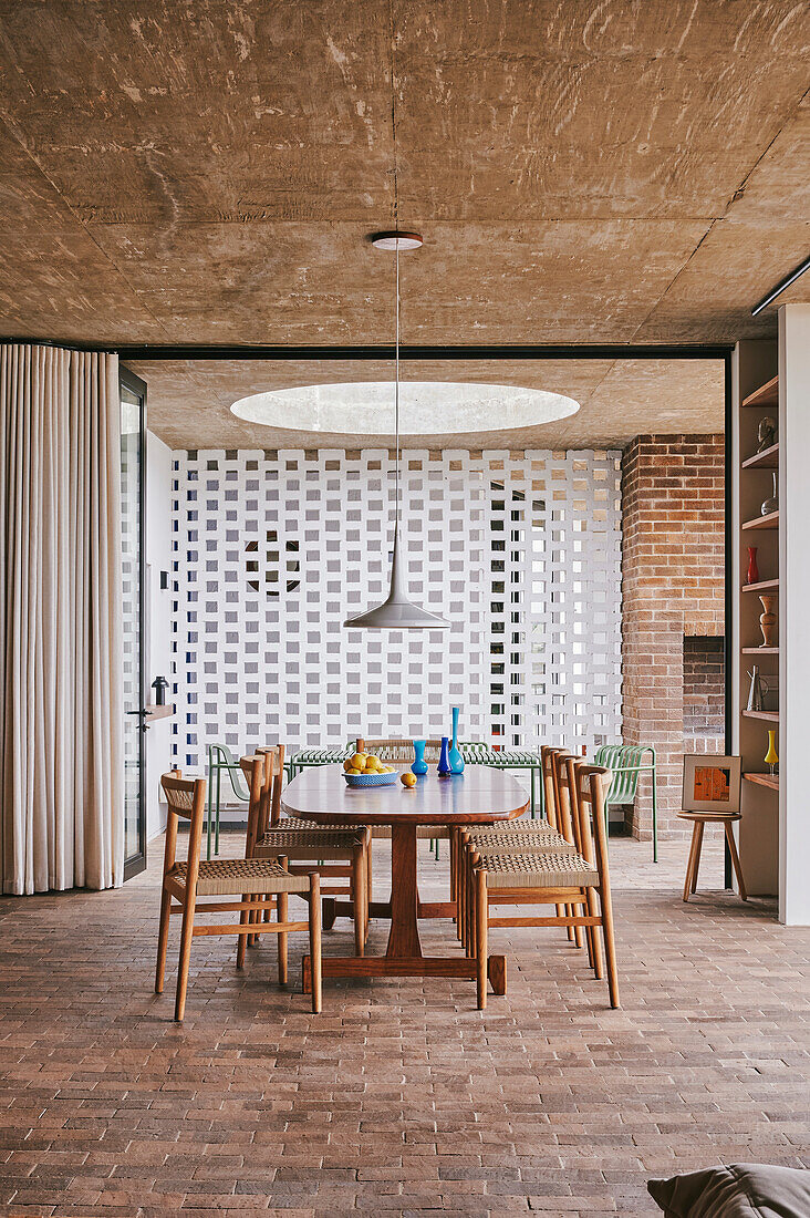 Blick vom Sitzbereich auf Küche und Esstisch vor dekorativen Betonblöcken