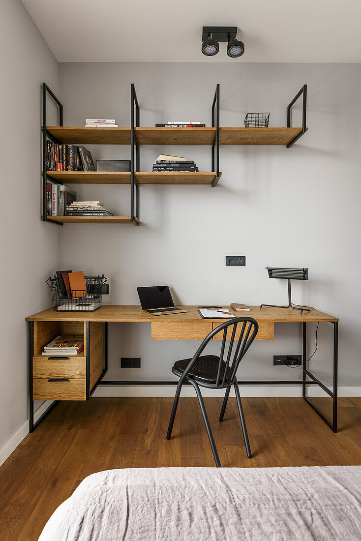 Schreibtisch und Regale aus hellem Eichenholz und schwarzem Metall im Schlafzimmer
