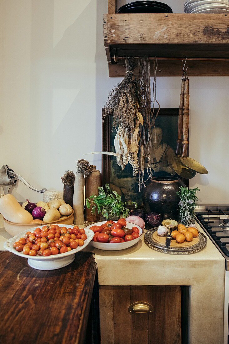 Frisches Gemüse in Schalen in rustikaler Küche