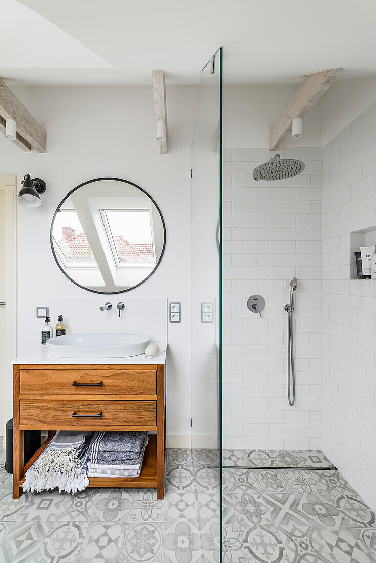 Loft-Badezimmer mit gemustertem Fliesenboden, Duschkabine und Waschkommode mit Aufsatzbecken