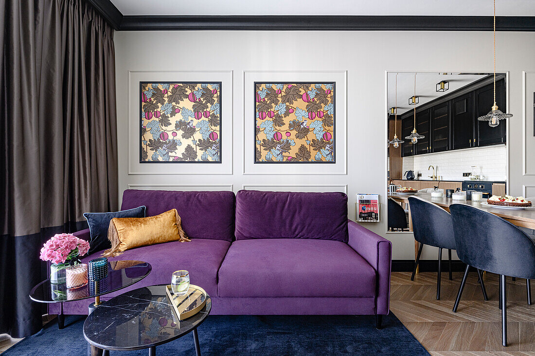 Dunkellila Sofa, runde Couchtische und Wanddekor mit tropischen Mustertapeten