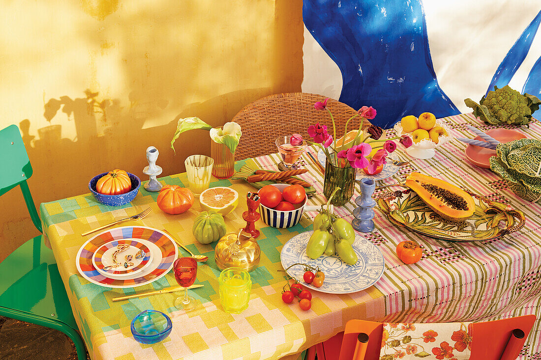 Bunt gedeckter Tisch mit Obst und Gemüse