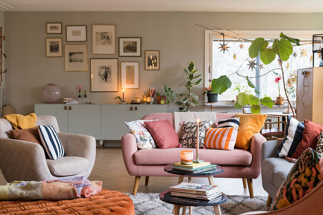 Modern gestaltetes Wohnzimmer mit farblich abgestimmten Textilien und Bildergalerie
