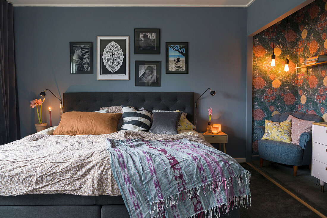 Bedroom with wall in grey-blue and floral wallpaper