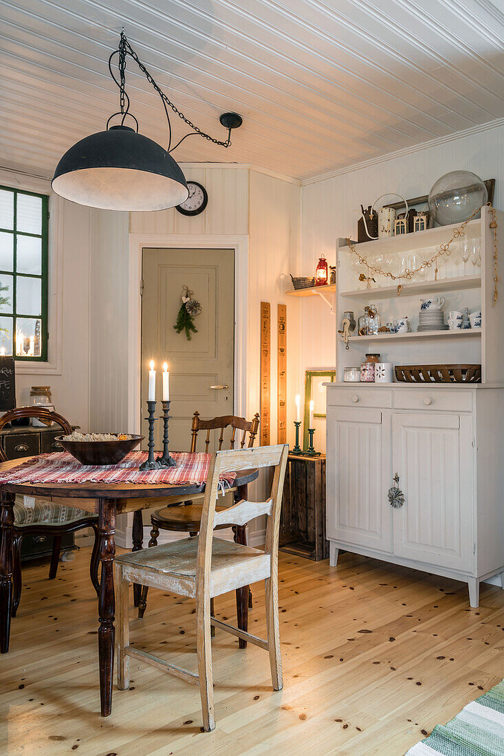 Esszimmer mit rustikalem Holztisch und Einrichtung im Landhausstil