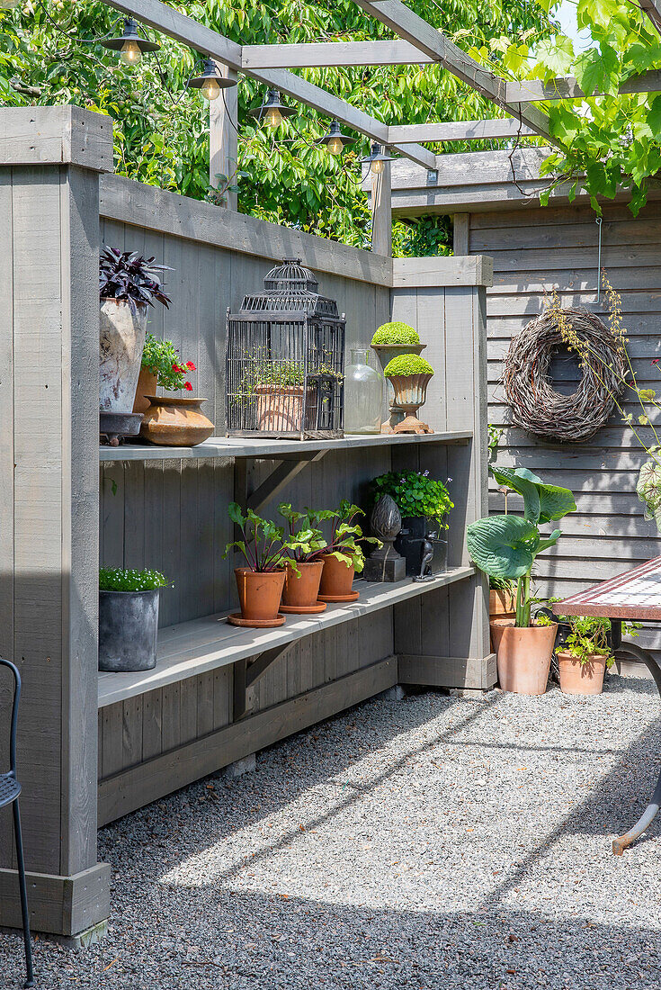 Outdoor area with pergola and decorative shelf in Malmö