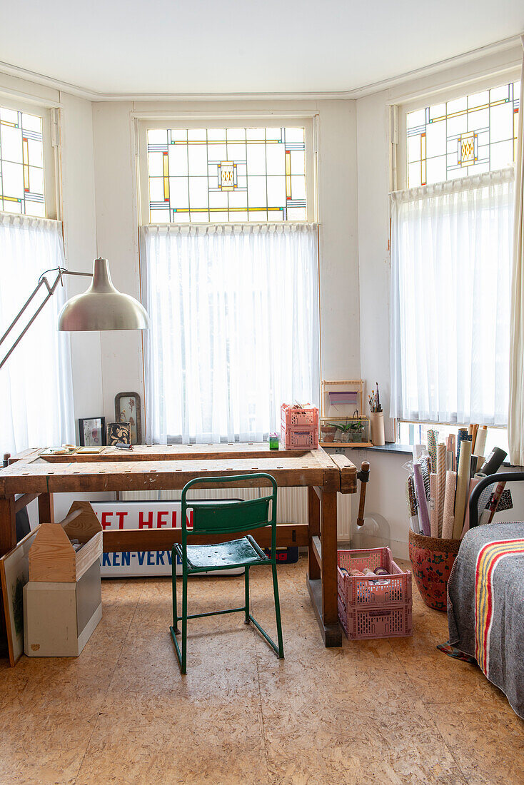 Arbeitsplatz im Vintage-Stil mit Buntglasfenstern