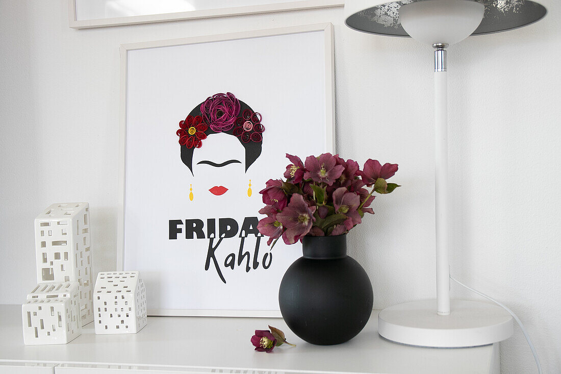 Modernes Stillleben mit Frida Kahlo-Print und Blumen in schwarzer Vase