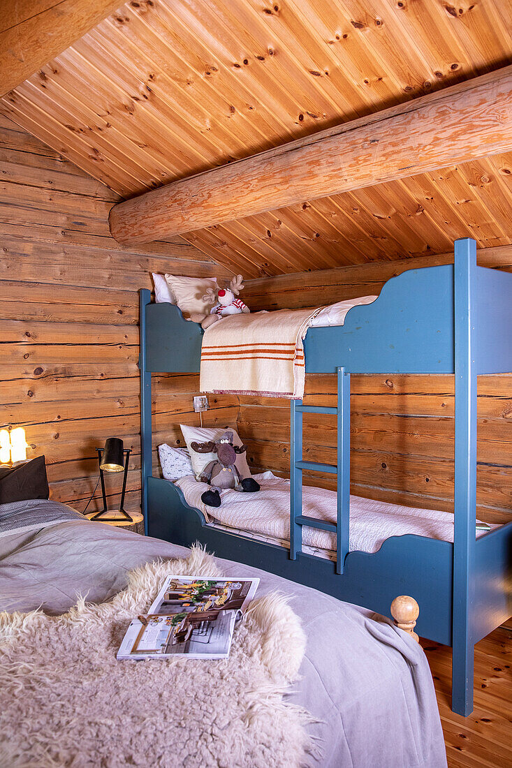 Bunk bed in blue in wood-panelled room