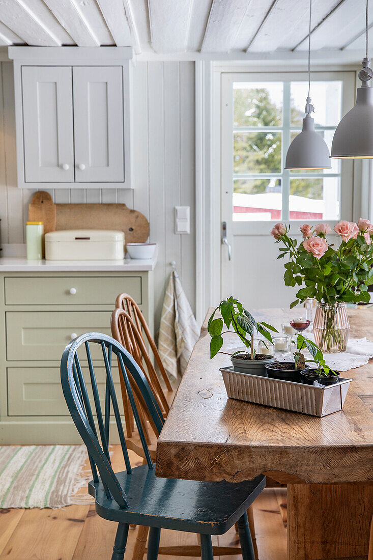 Holztisch mit Blumen, Wohnküche im Landhausstil