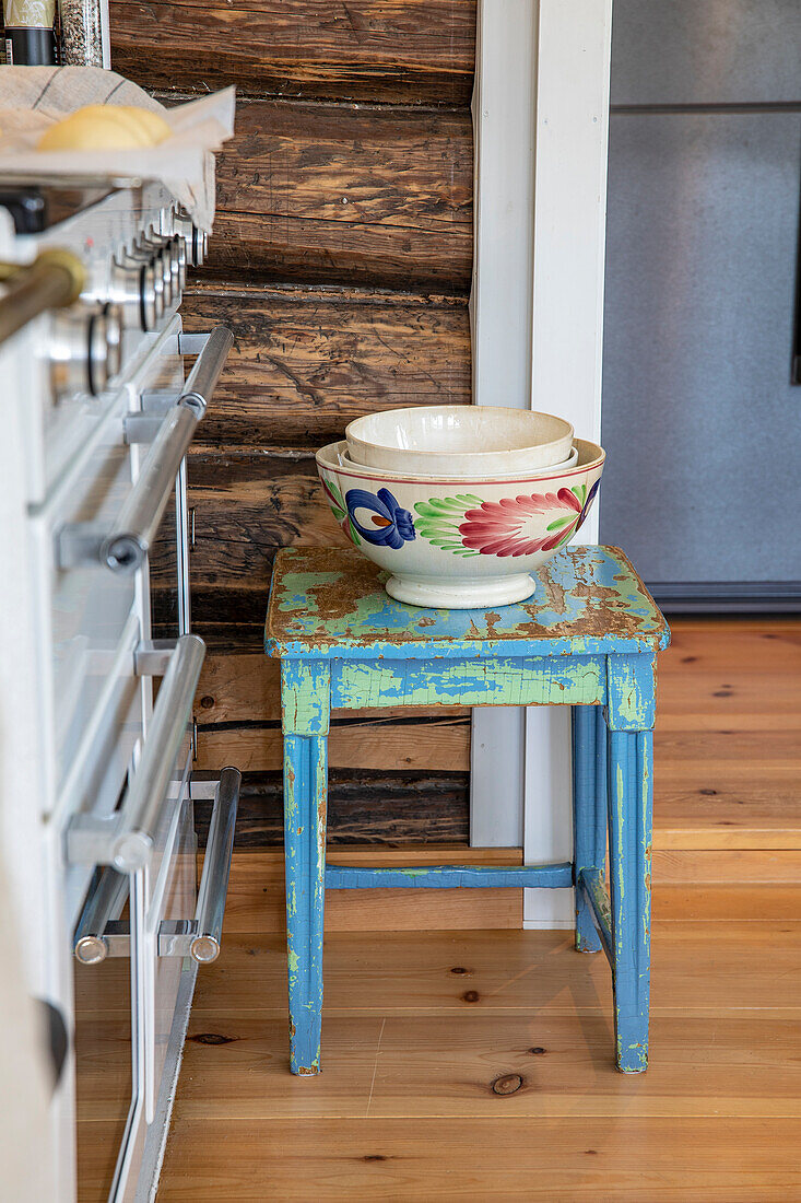 Keramikschüsseln auf Vintage-Hocker in der Küche