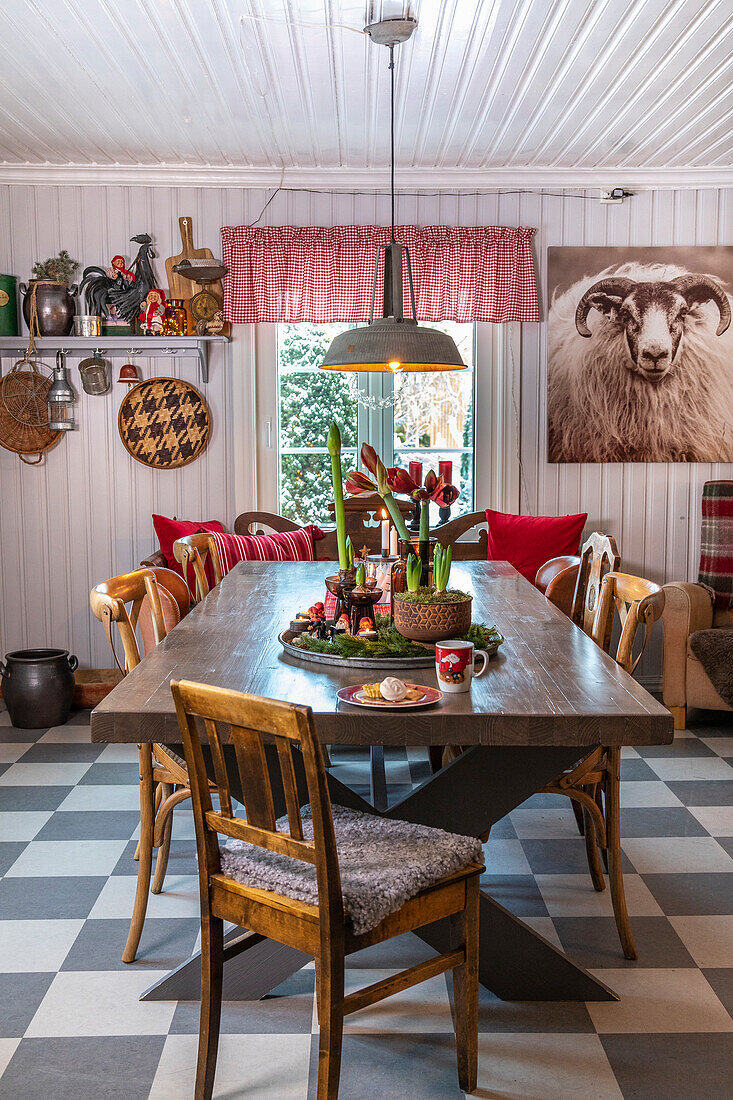 Country-style dining area, chequered floor and red accents