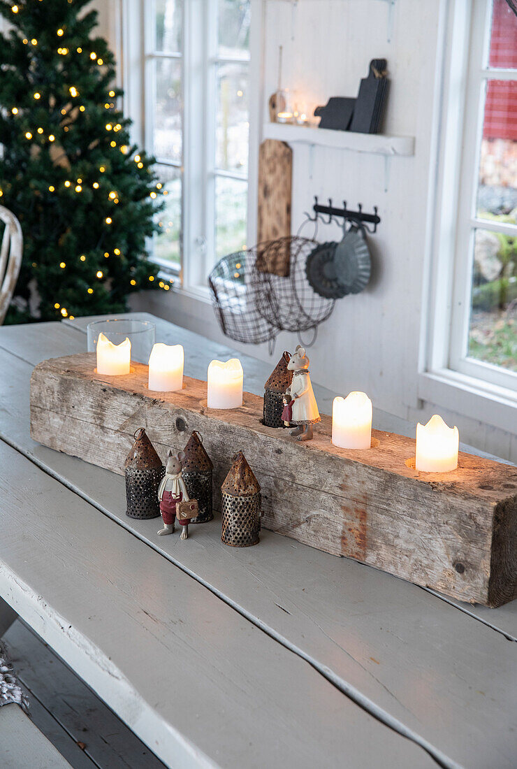 Weihnachtliche Tischdekoration mit Kerzen und kleinen Figuren