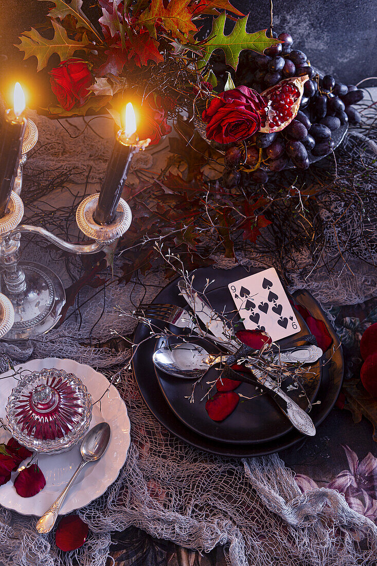 Tischdekoration mit brennenden Kerzen zu Halloween