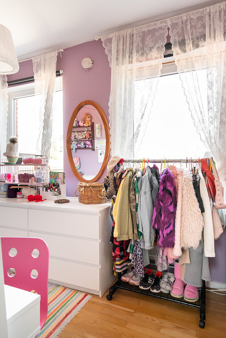 Children's room with clothes rail and wall mirror