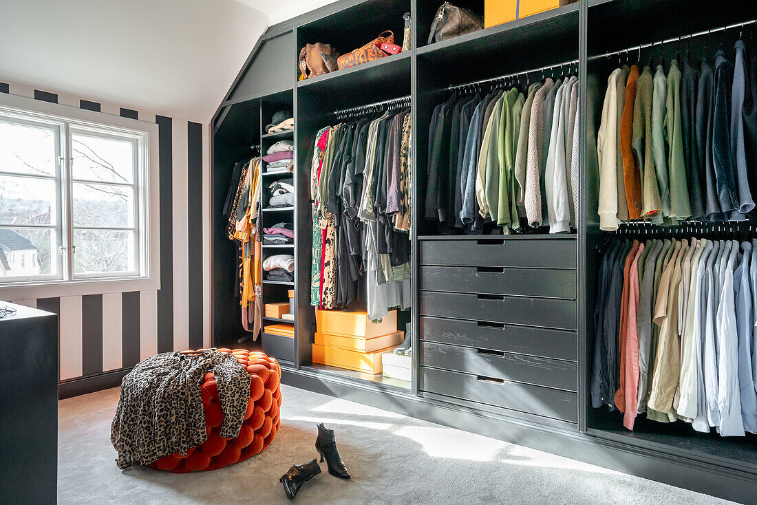 Walk-in wardrobe with pouf