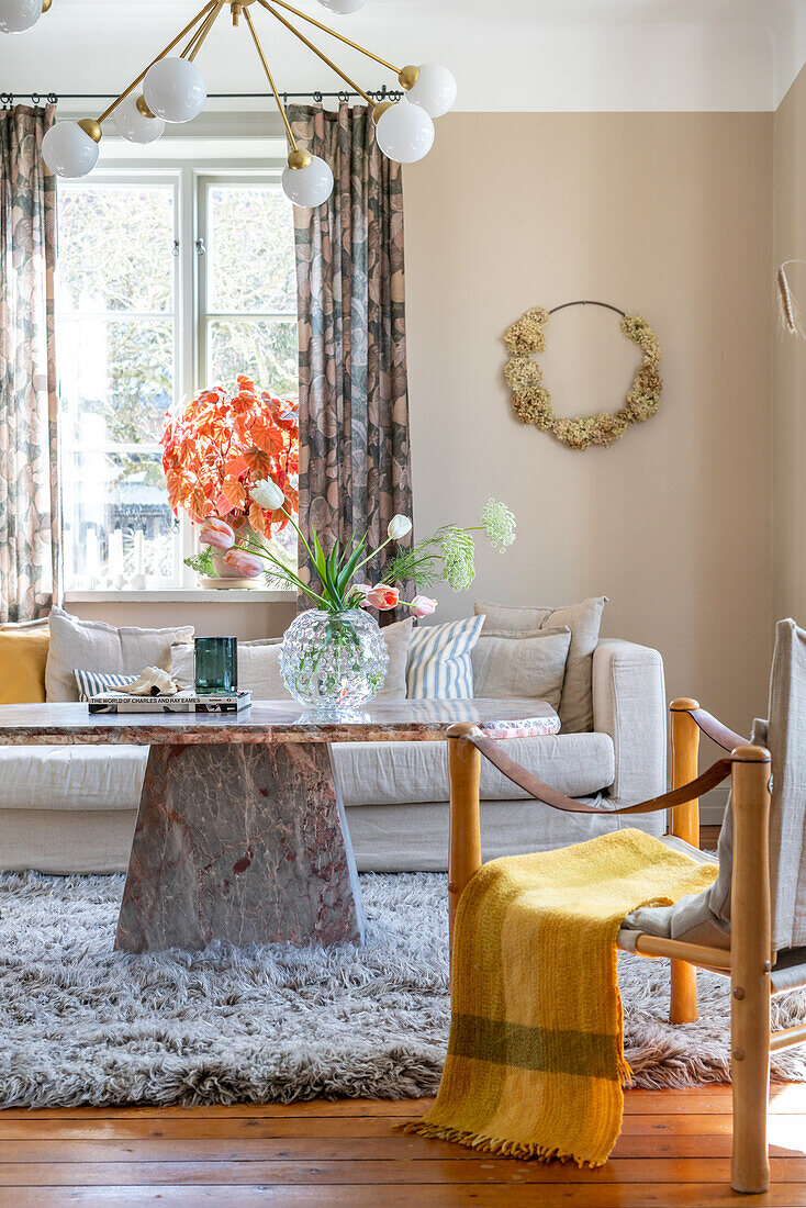 Living room with seating furniture and marble table