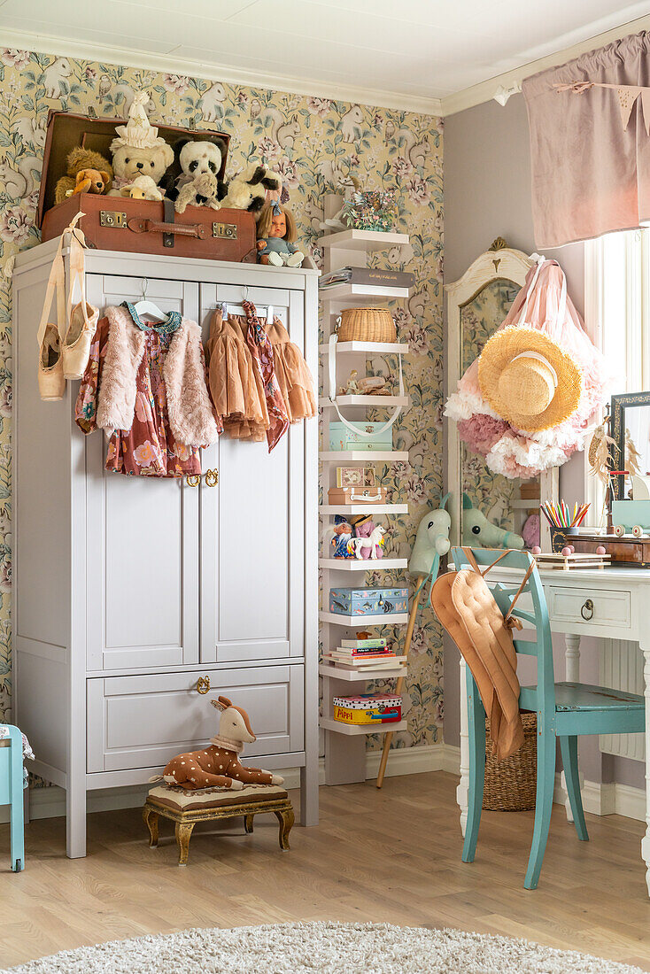 Kinderzimmer mit Vintage-Schrank und pastellfarbenen Dekorationselementen