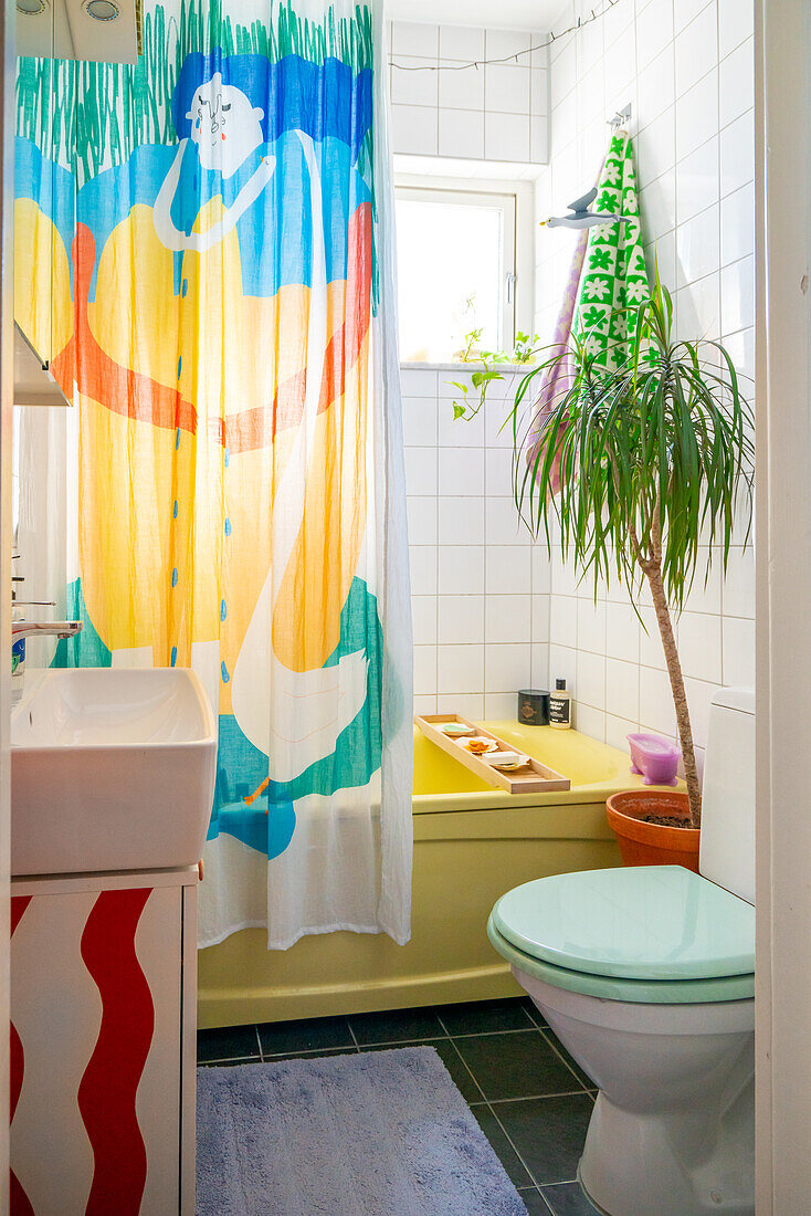 Kleines Badezimmer mit bunt bedrucktem Duschvorhang