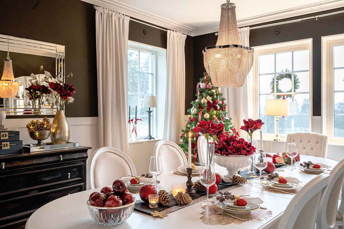 Weihnachtlich gedeckter Esstisch im Esszimmer mit Tannenbaum