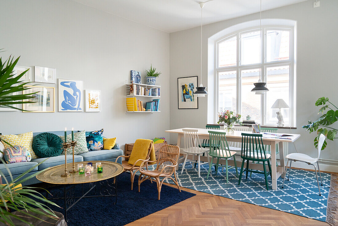 Bright living room with patterned carpet, plants and dining table