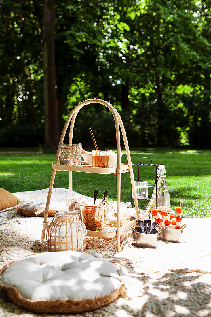 Picknick im Park mit Bambusregal, Snacks und Getränken