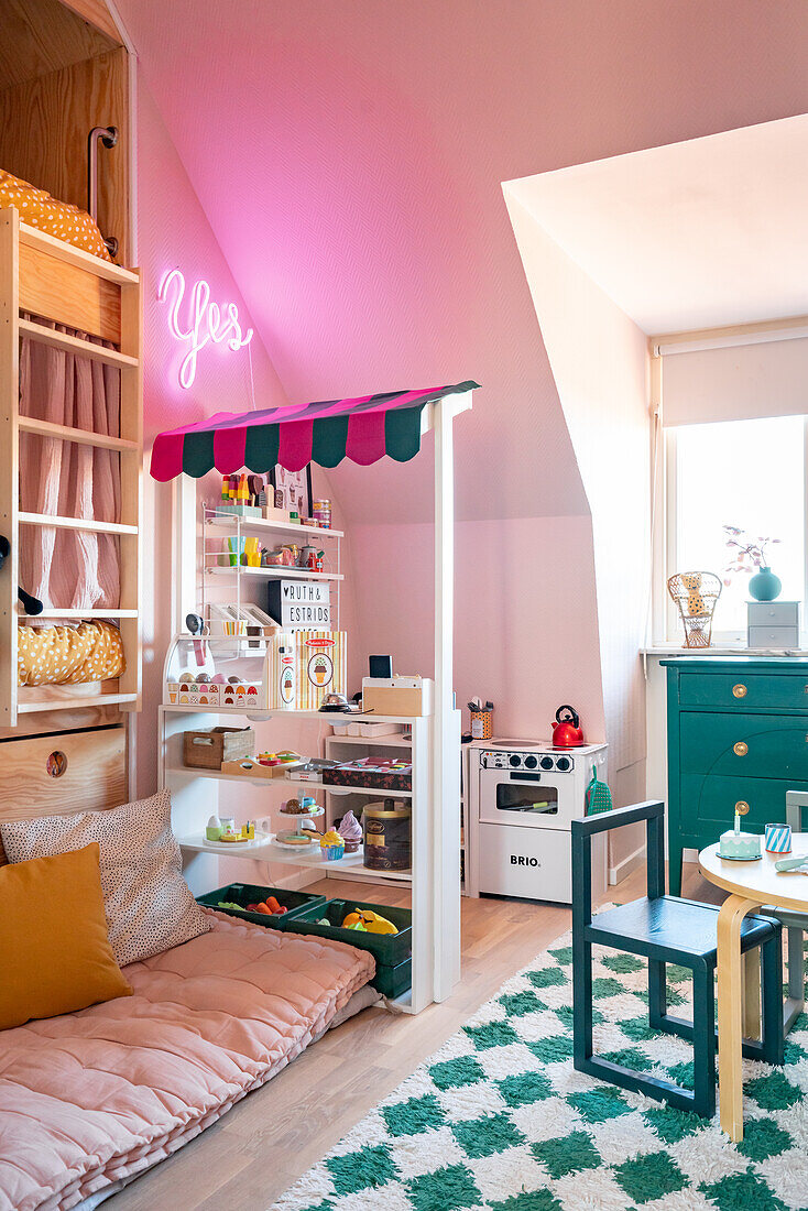 Kinderzimmer mit Spielküche, Kaufladen und Neon-Schriftzug "Yes"