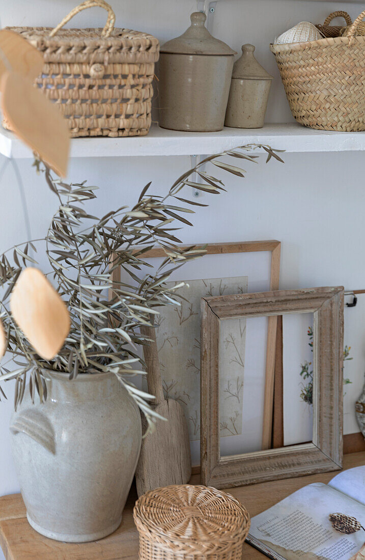 Stoneware, baskets and picture frames in a natural look