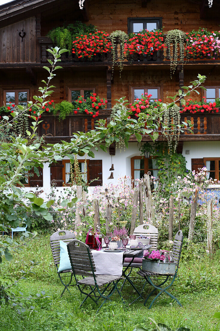 Herbstlich gedeckter Gartentisch vor Bauernhaus, Bayern, Deutschland