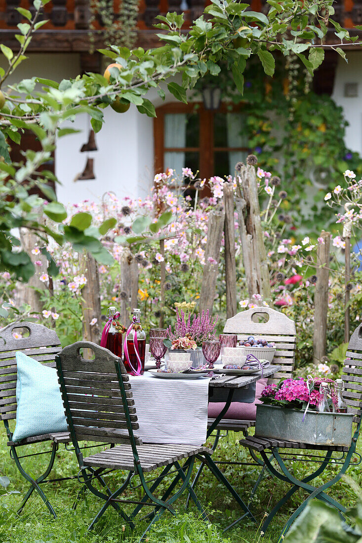 Herbstlich gedeckter Gartentisch vor Bauernhaus