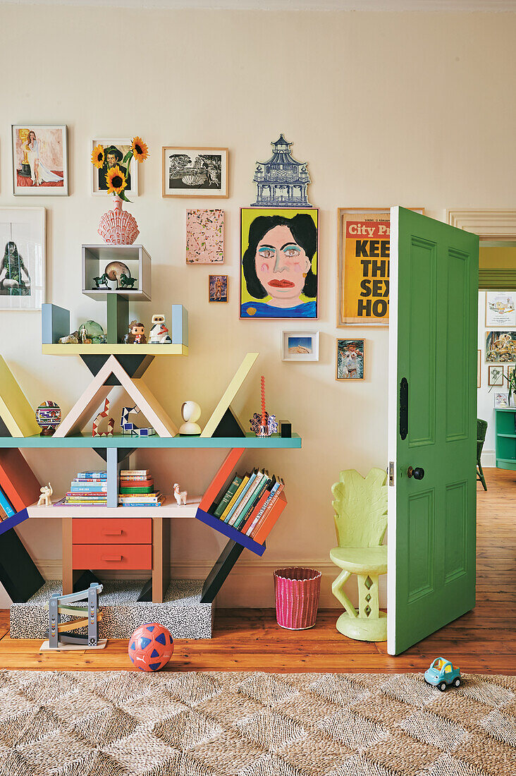 Buntes Zimmer mit kreativer Wanddeko und grüner Tür