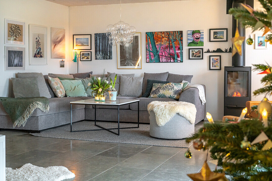 Modernes Wohnzimmer mit Ecksofa, Kamin und Wandgalerie