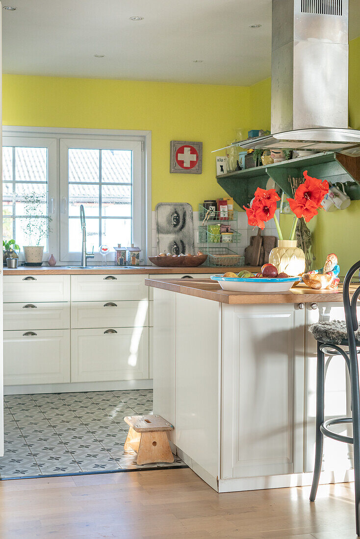 Bunte Landhausküche mit Retro-Accessoires und gelben Wänden