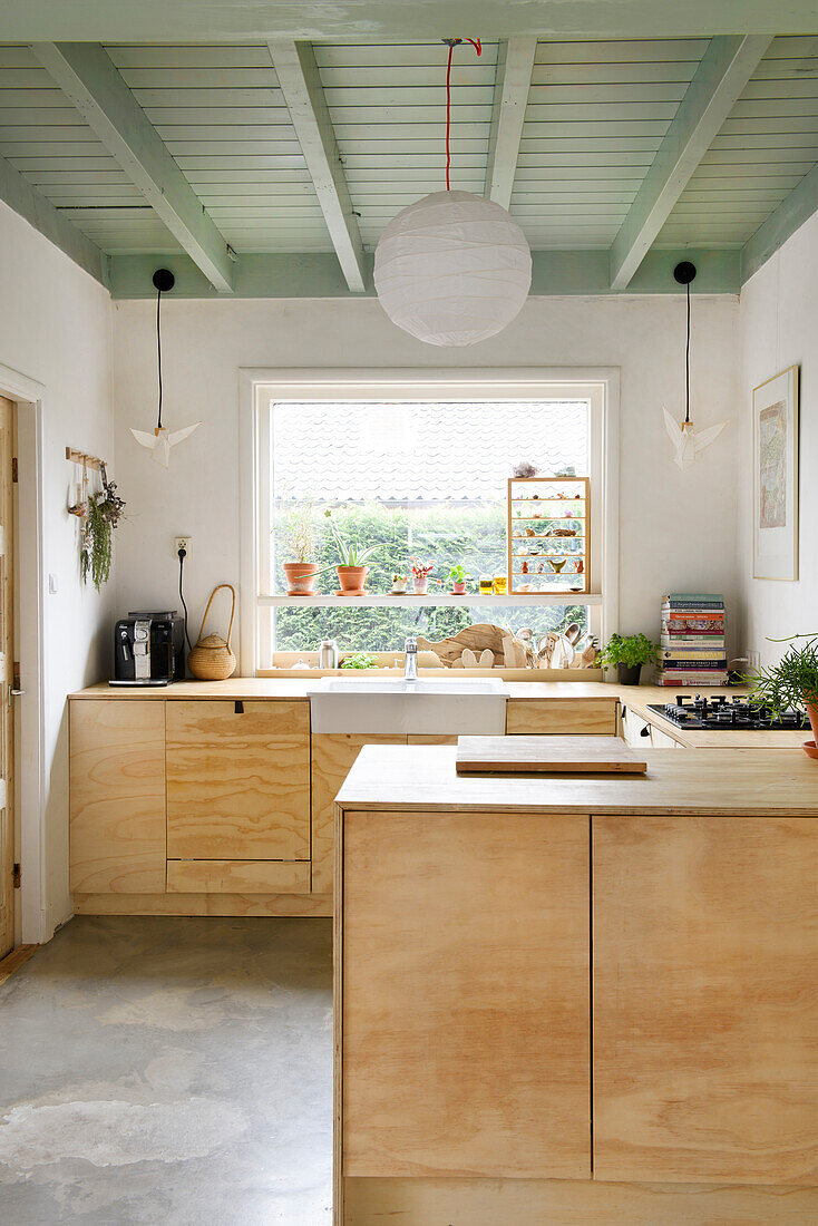 U-shaped kitchen unit with wooden fronts
