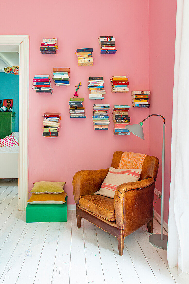 Leseecke mit Büchern an der Wand und Vintage-Sessel