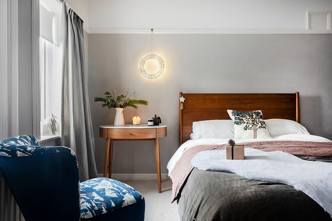 Schlafzimmer in neutralen Farbtönen mit Holzelementen