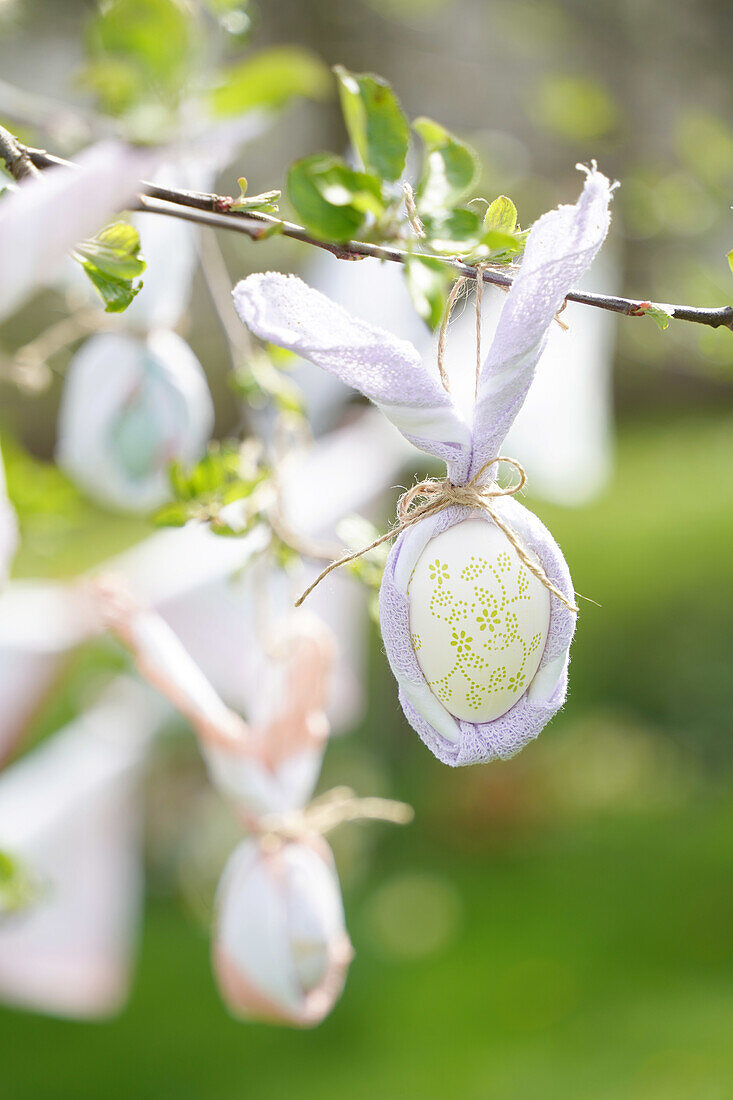 Ostereier-Dekoration an einem Baum im Frühling