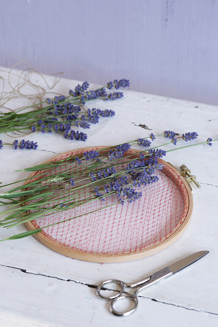 Basteln mit Naturmaterialien: Stickrahmen mit Lavendel