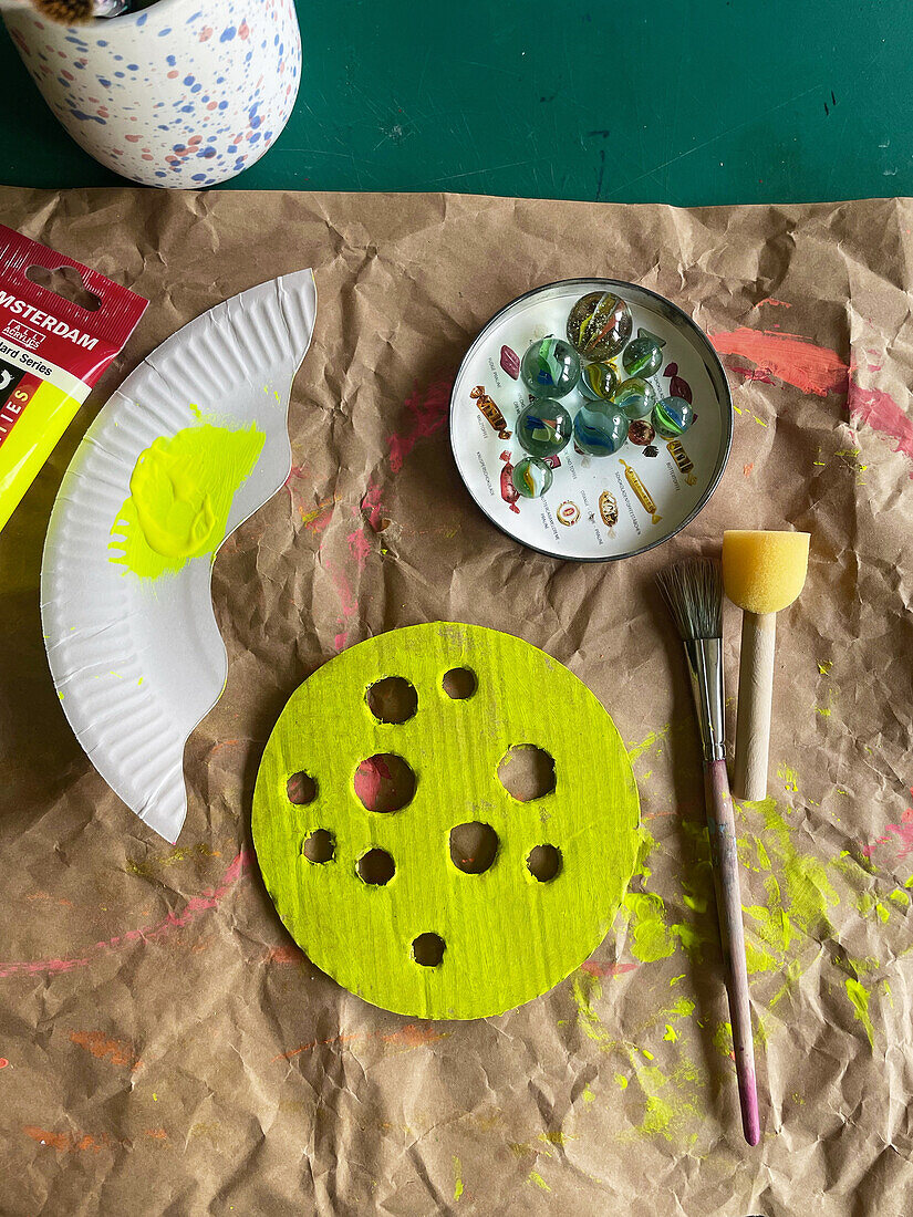 Making decorations from cardboard and marbles for the children's room